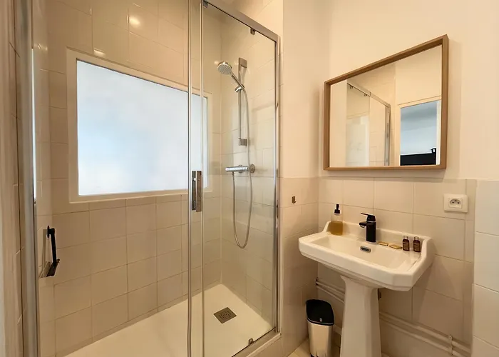 Herouvillers - Bright Duplex In Hypercentre & A Stone's Throw Away Apartament