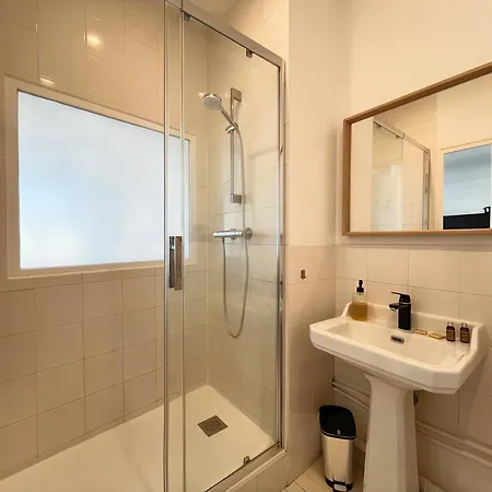 Herouvillers - Bright Duplex In Hypercentre & A Stone's Throw Away 아파트